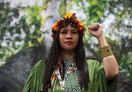 Una mujer, miembro de una comunidad indígena brasileña, llega a Belém para estar presente en la COP30.