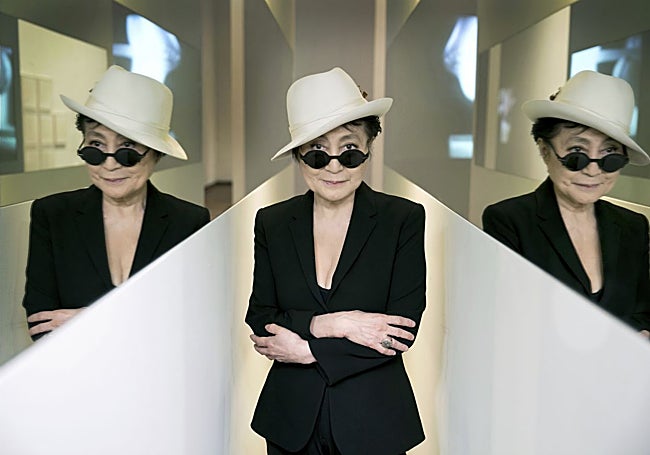 Yoko Ono ante su instalación 'En Trance' (1990) que da acceso a la muestra del Musac.