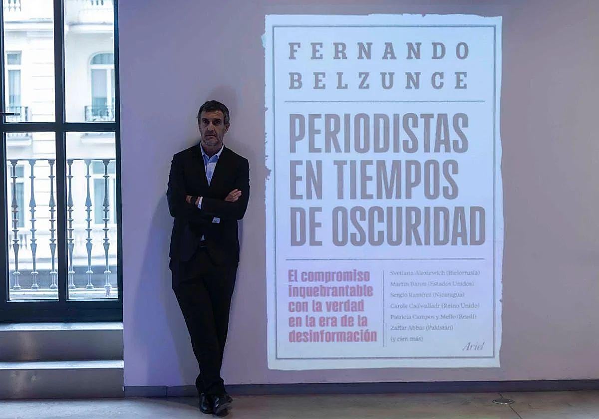 Fernando Belzunce, con la portada de su último libro sobre periodismo.