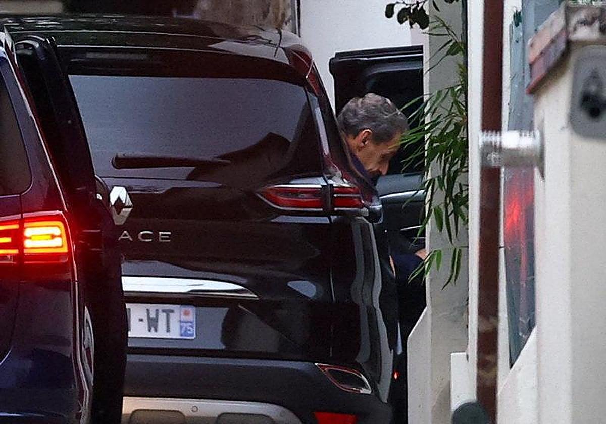 Nicolas Sarkozy llega a su casa tras salir de prisión.