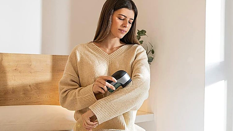Los quitapelusas eléctricos que realmente merecen la pena porque dejan tu ropa como nueva