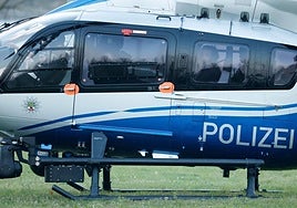 El acusado saudí Taleb Al Abdulmohsen, en el helicóptero que le llevó este lunes de regreso a la prisión de Magdeburgo tras el juicio.