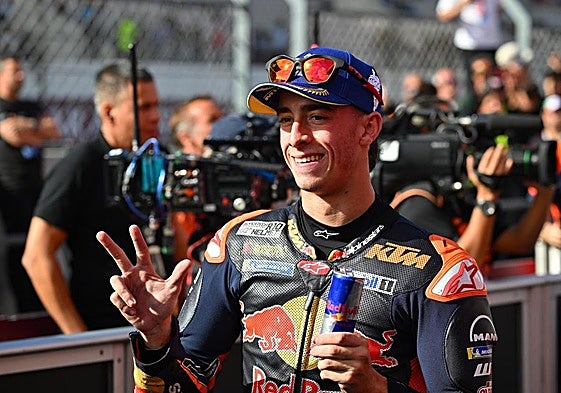 Pedro Acosta celebra su tercer puesto en el GP de Portugal.