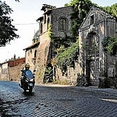 Tramo de la Vía Apia, a las afueras de Roma, aún en uso.
