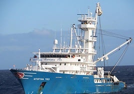 Imagen del atunero 'Intertuna Tres' de la compañía bermeana Albacora navegando por el océno Índico donde opera a la pesquería de túnidos.
