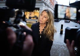 Deborah Turness, directora ejecutiva de BBC News, habla con los medios de comunicación tras su dimisión.