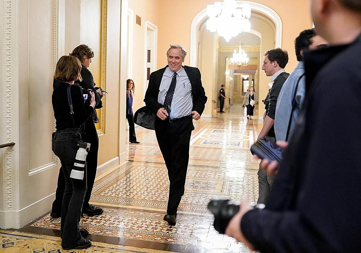 El senador demócrata Jeff Merkley llega a la carrera a la votación.