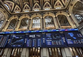 Pantallas de cotización en el interior de la Bolsa de Madrid.