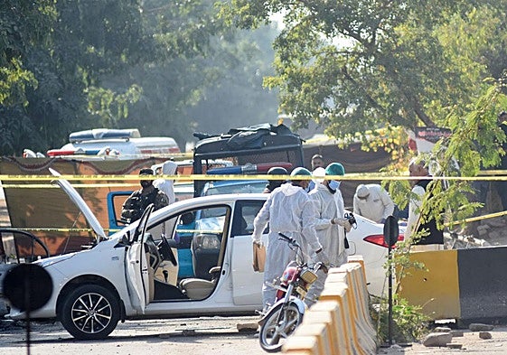 Miembros del equipo forense trabajan en Islamabad tras la explosión de un vehículo.