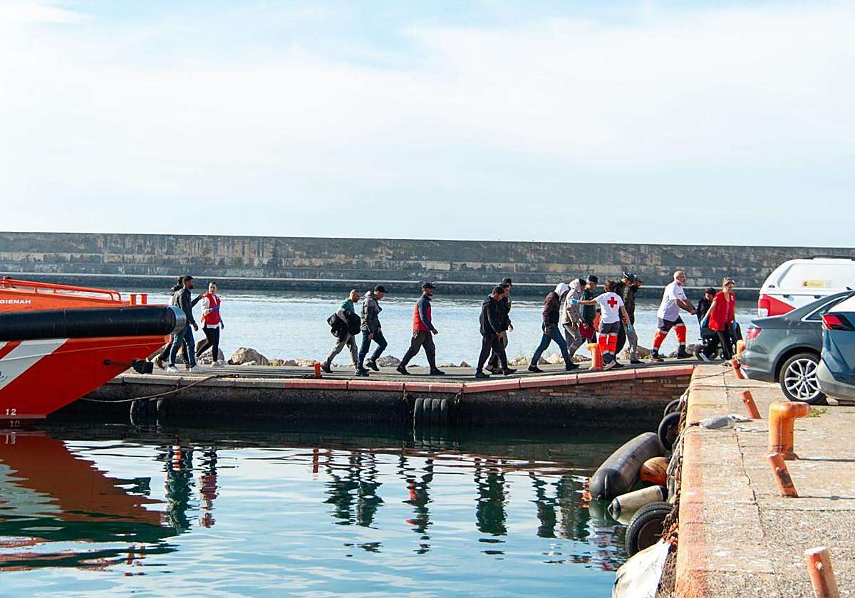 Llegada a tierra de migrantes rescatados frente a las costas de Granada.