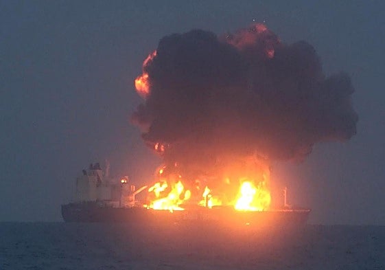 Imagen de archivo de un petrolero con bandera griega atacado por hutíes en el mar Rojo.