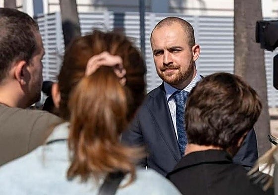 Nicolás Battini, en el centro, durante un acto político en Córcega.