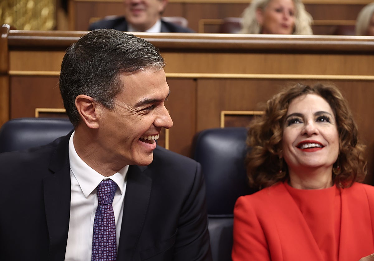 El presidente del Gobierno, Pedro Sánchez, y la vicepresidenta primera y ministra de Hacienda, María Jesús Montero, este miércoles en el pleno del Congreso.