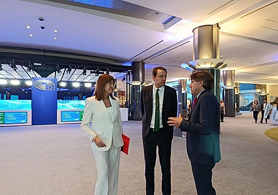 El líder del PSE, Eneko Andueza, charla con la eurodipuada Idoia Mendia y con el vicepresidente del Parlamento Europeo, Javi López.