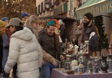 Un quinto premio del 95 pendiente de cobro y enmarcado en un mercadillo... así es el emotivo anuncio de la Lotería de Navidad
