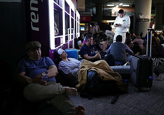 Decenas de ciudadanos atrapados en una estación de tren el día del apagón.