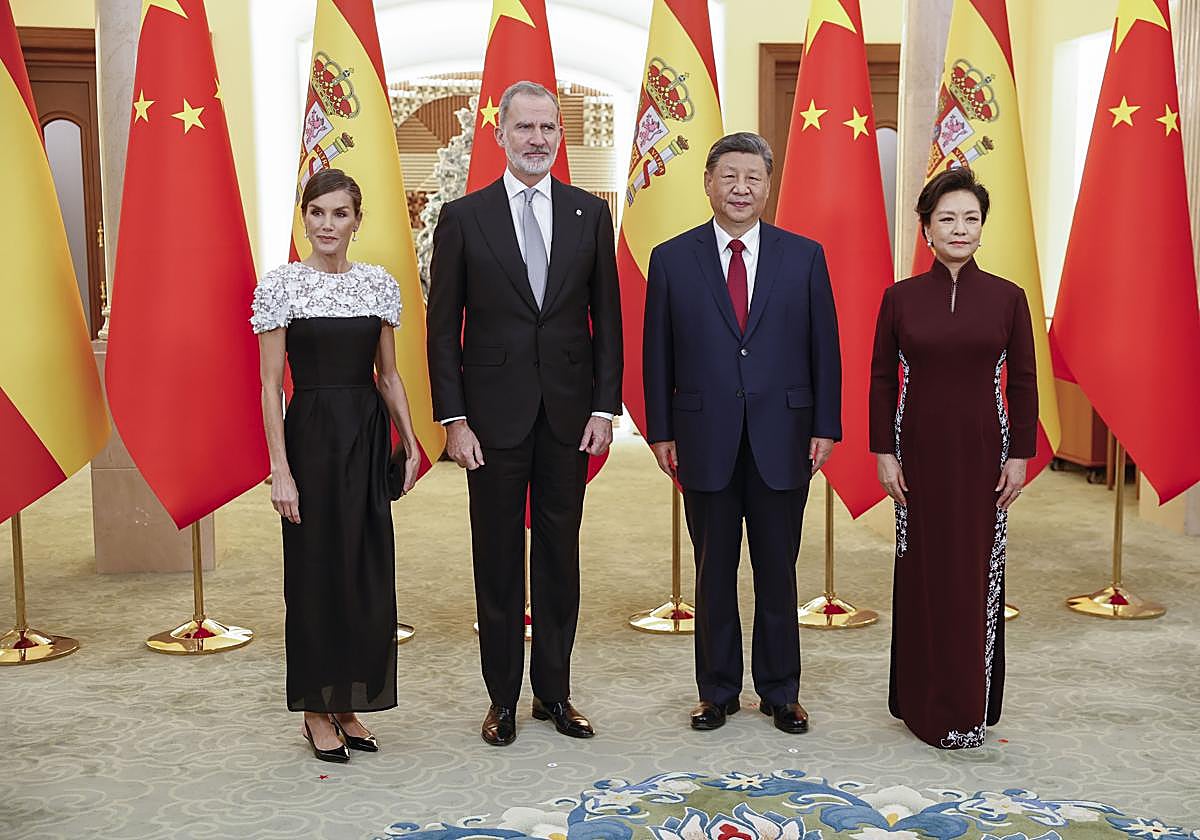 Los Reyes, a su llegada a la cena de gala ofrecida por el presidente chino, Xi Jinping y la primera dama.