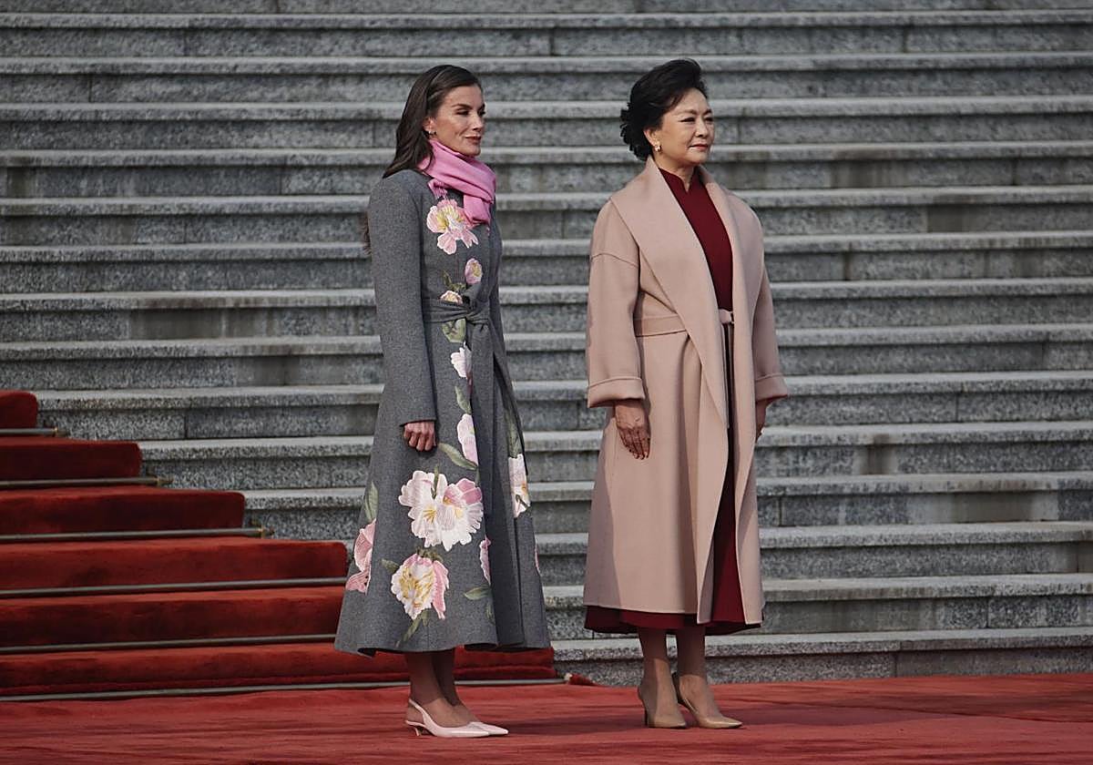 La Reina Letizia y la primera dama de China, Peng Liyuan, este miércoles en Pekín.