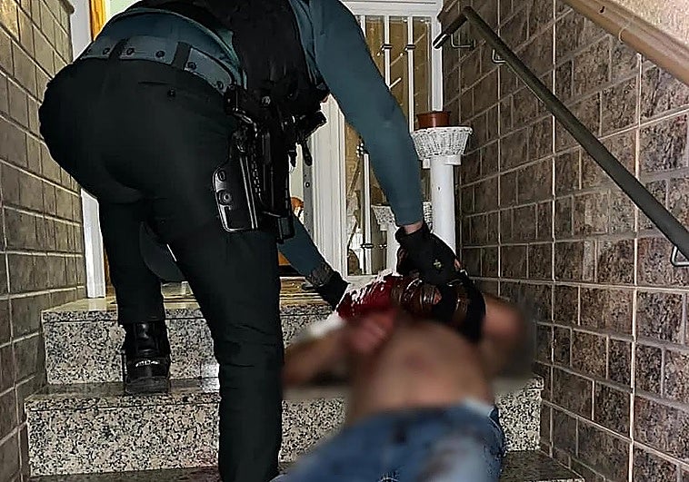 Salvan la vida a un hombre que se desangraba en su casa al cortarse con un cristal en Almería