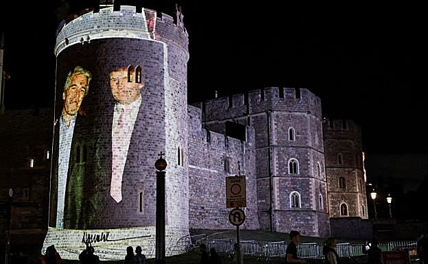 Una imagen de Trump y Epstein proyectada el pasado septiembre por activistas en una de las torrres del castillo de Windsor.