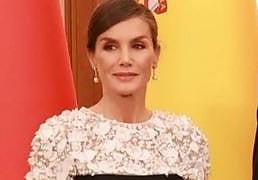 Letizia triunfa en la cena de gala en Pekín con un vestido joya de Carolina Herrera y pendientes de perlas