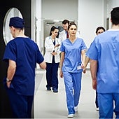 Un grupo de médicos camina por el pasillo de un hospital.