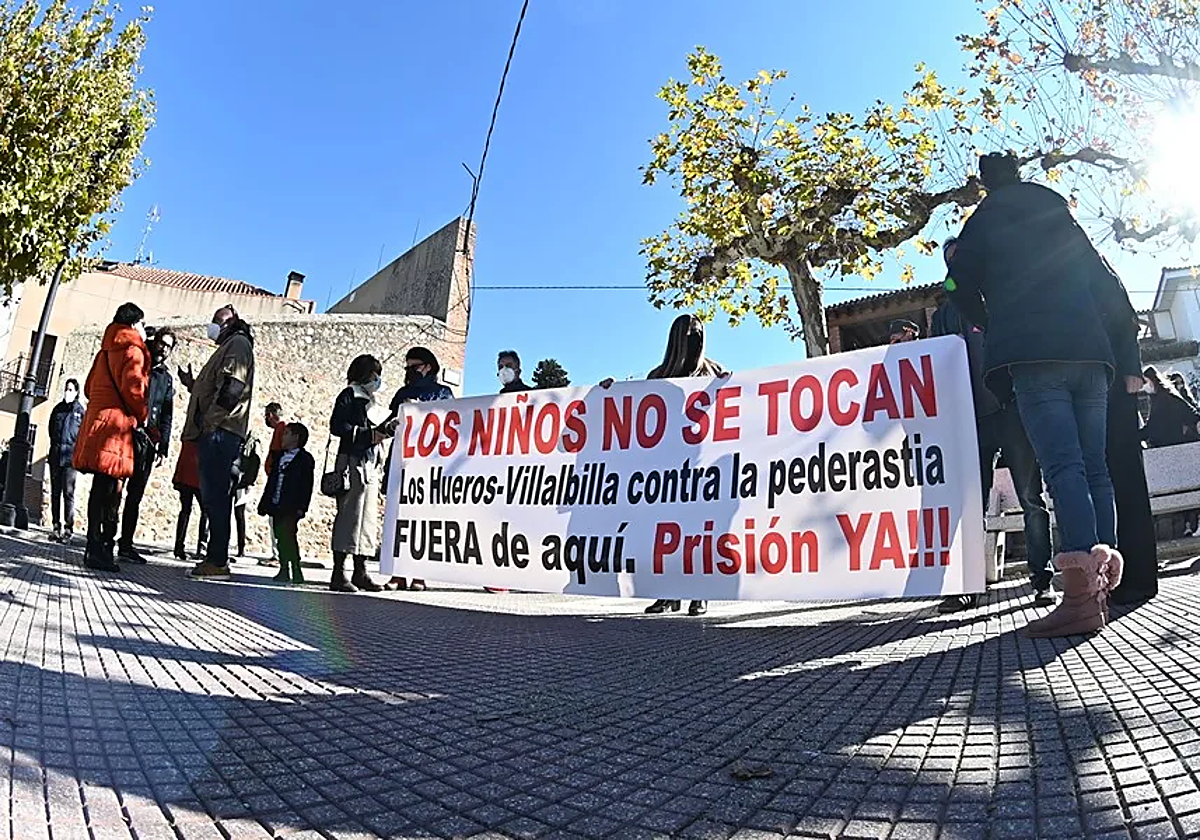 Vecinos de  Valdeavero (Madrid) se concentran en contra de la pederastia el pasado septiembre y en apoyo a las víctimas del frutero del pueblo, condenado a 98 años de cárcel por agredir sexualmente a una decena de menores.