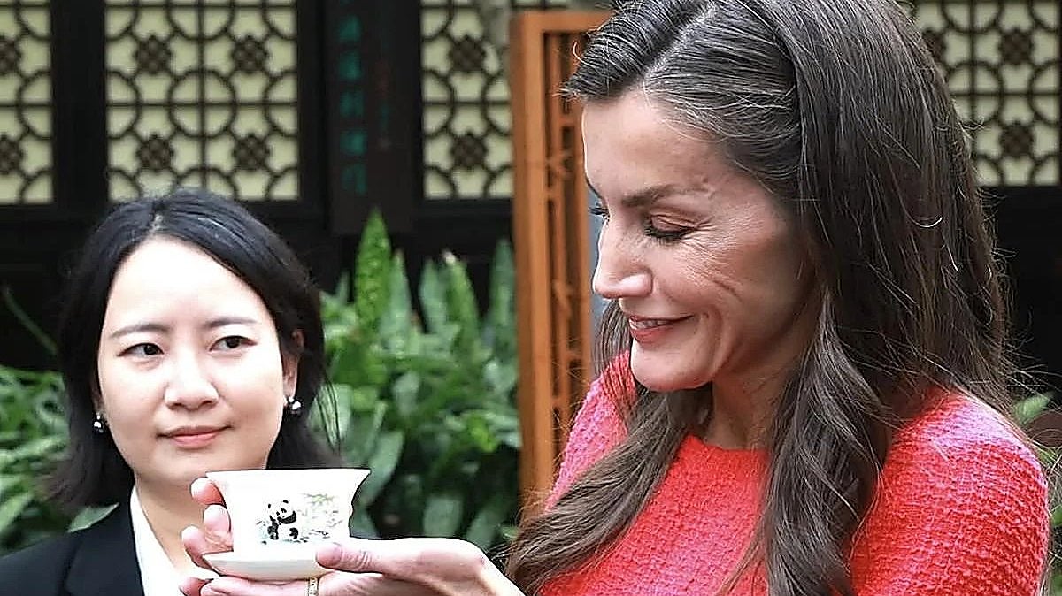 El misterio sin resolver de la cena privada de la reina Letizia en China y el momento más estrafalario del ministro Carlos Cuerpo