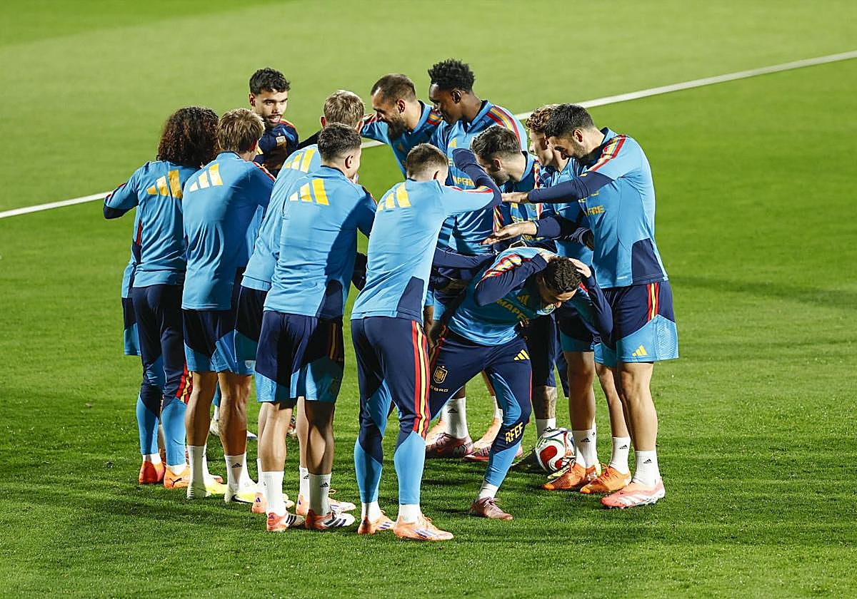 Los jugadores de la selección española, durante el entrenamiento del martes.