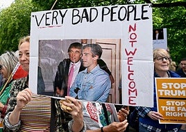 Una protesta contra Donald Trump en Escocia con pancartas que recuerdan su amistad con el pederasta Jeffrey Epstein.
