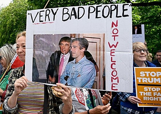 Una protesta contra Donald Trump en Escocia con pancartas que recuerdan su amistad con el pederasta Jeffrey Epstein.