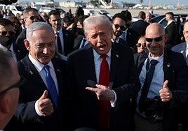 Gestos de complicidad entre Donald Trump y Benjamín Netnayhu en su encuentro en Tel Aviv del pasado 13 de octubre tras firmar el acuerdo de paz en Gaza.