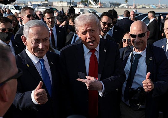 Gestos de complicidad entre Donald Trump y Benjamín Netnayhu en su encuentro en Tel Aviv del pasado 13 de octubre tras firmar el acuerdo de paz en Gaza.