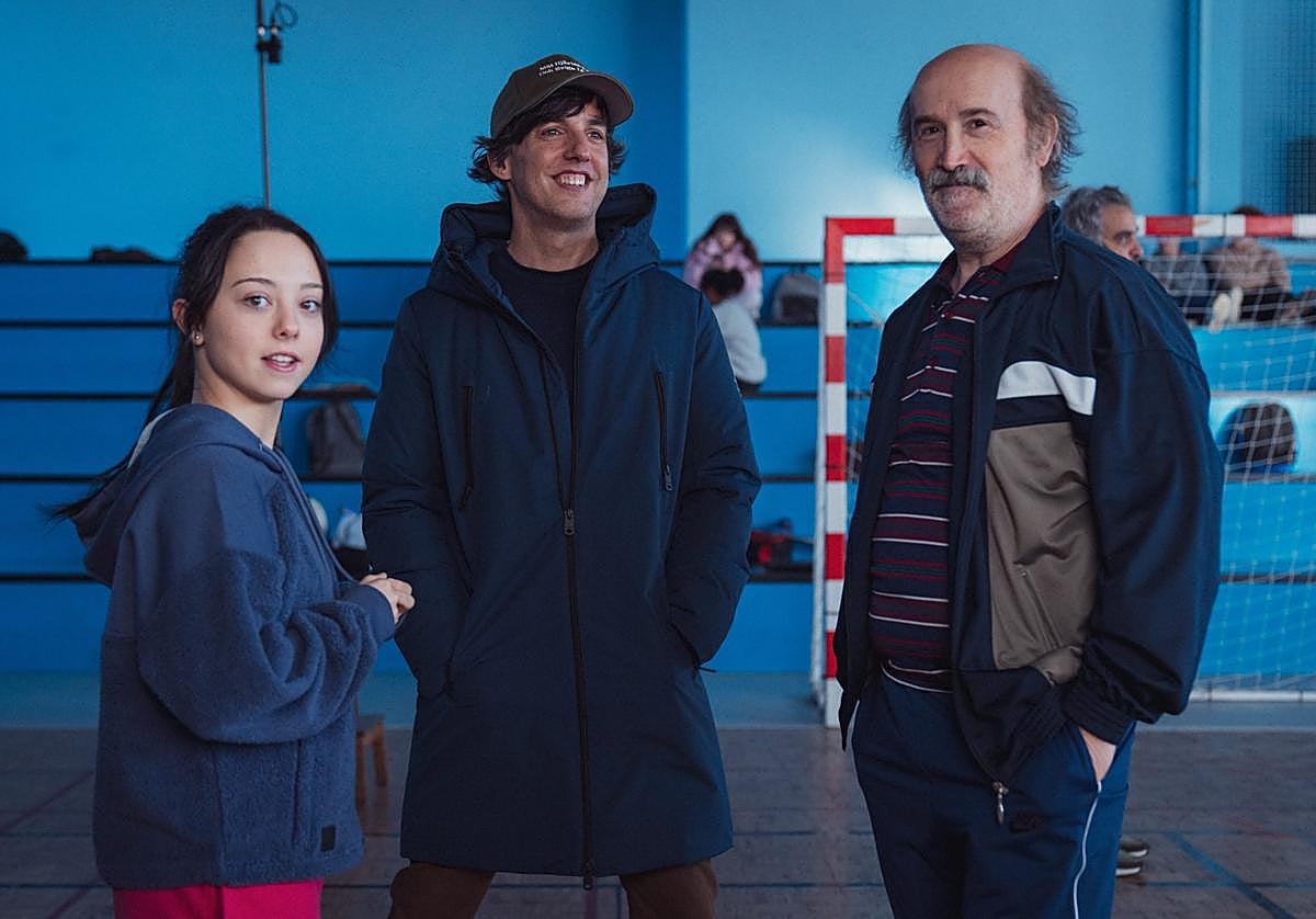 Diego San José entre Carla Quílez y Javier Cámara en el rodaje de 'Yakarta'.