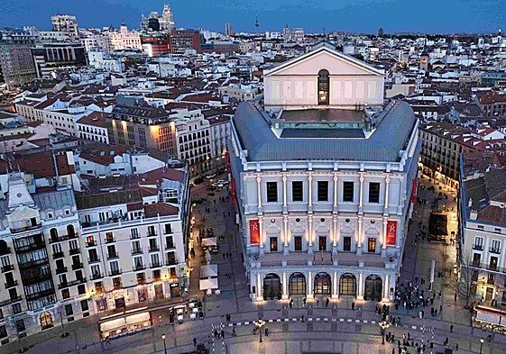 Edificio y cubierta del Teatro Real.