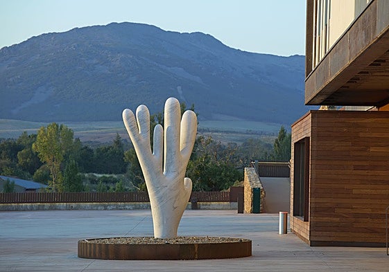 'The Big Marble Elkhorn Coral (six branches)' (2021), de Claudia Comte en el acceso de centro.