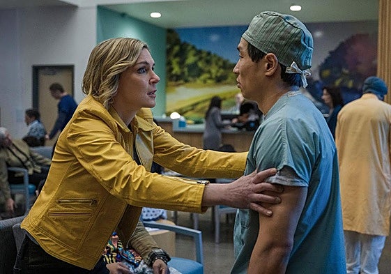 Rhea Seehorn, como Carol, tratando de despertar a un doctor.