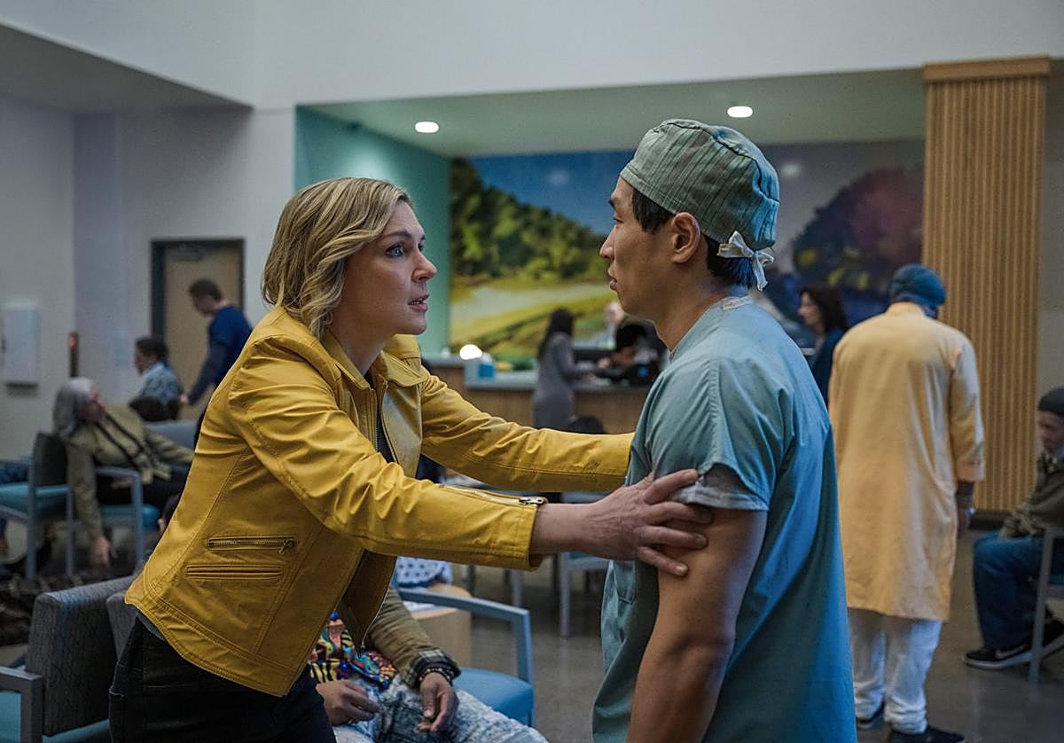 Rhea Seehorn, como Carol, tratando de despertar a un doctor.