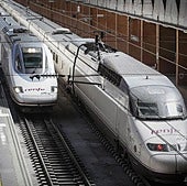 Trenes AVE en una estación.