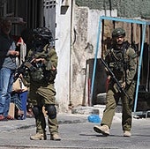 Soldados israelíes patrullan por una calle de la ciudad cisjordana de Nablus.