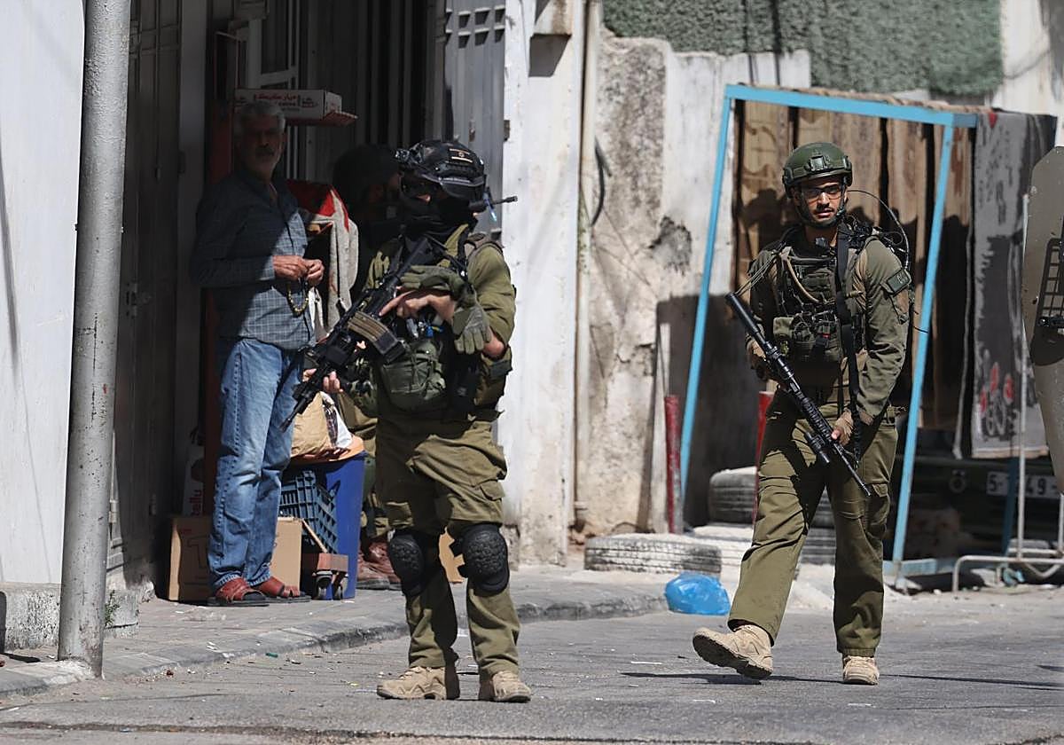 Soldados israelíes patrullan por una calle de la ciudad cisjordana de Nablus.