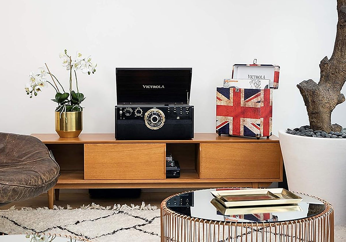 Estos tocadiscos de vinilo con estilo retro son el regalo perfecto para melómanos