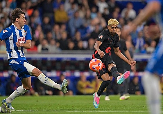 Lamine Yamal ejecuta el disparo que le ha valido la candidatura al Premio Puskas.