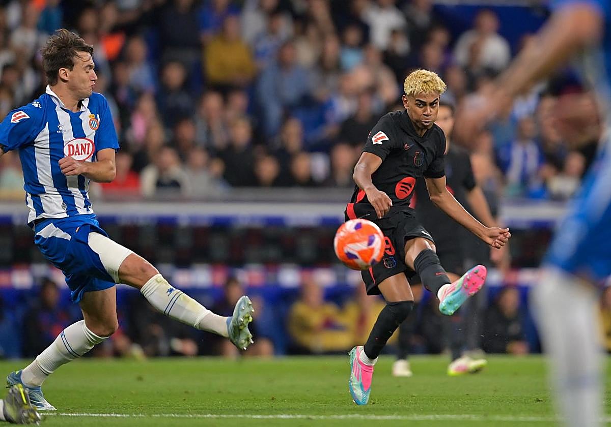 Lamine Yamal ejecuta el disparo que le ha valido la candidatura al Premio Puskas.