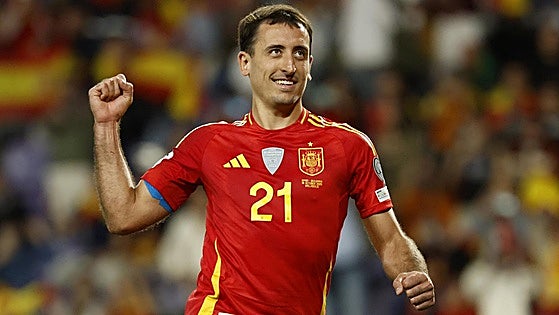 España dispara su caudal ofensivo sin un nueve clásico