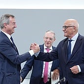 El consejero delegado de Banco Sabadell, César González-Bueno (i.), junto al presidente de la entidad, Josep Oliu (d.)