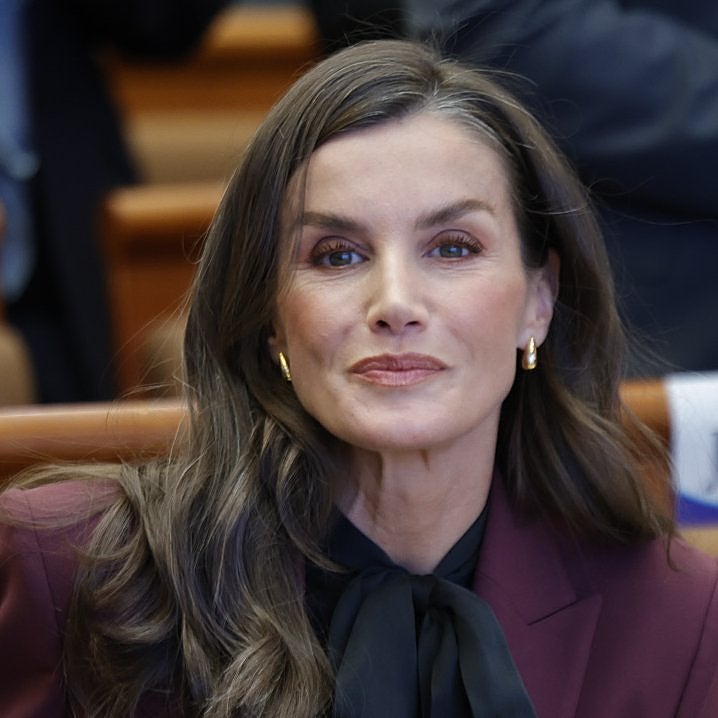 La reina Letizia se despide de China: visita una Universidad de Pekín con un look muy elegante