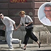 Una pareja corre por una calle de Sarajevo en pleno asedio de la capital bosnia. En la parte superior de la foto, el escritor Ezio Gavazzeni.