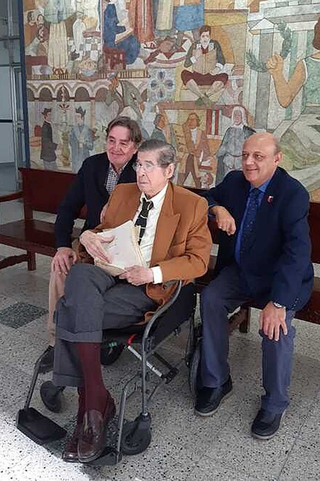 El director del Instituto Cervantes, Luis García Montero; el escritor Alfredo Bryce Echenique y el catedrático de Literatura Hispanoamericana en la Universidad de Granada, Ángel Esteban.