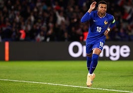 Mbappé celebra su gol 400 como profesional.